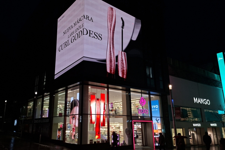 Una pantalla situada a la façana de la perfumeria Gala.